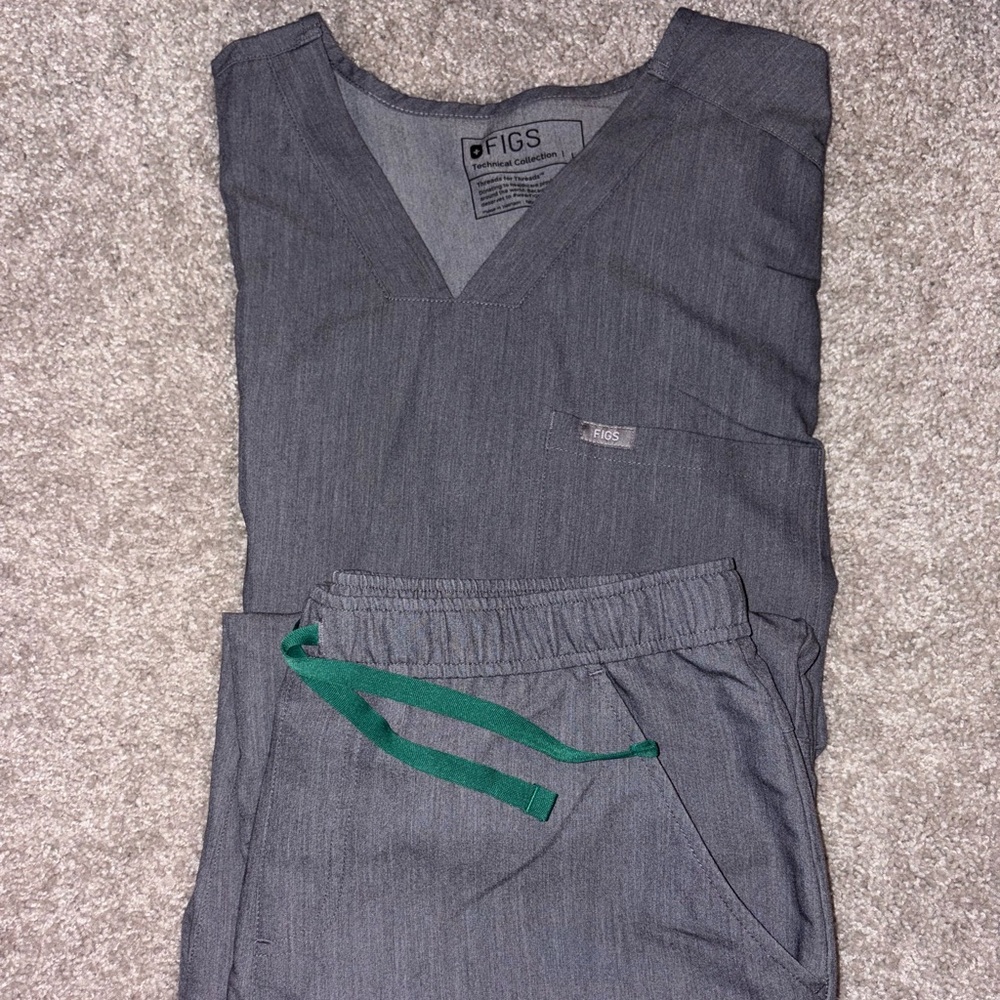 Figs Charcoal Scrub Set with Green Drawstring - Large